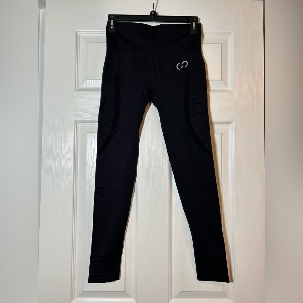 Curves and combat boots Leggings with holes design - black